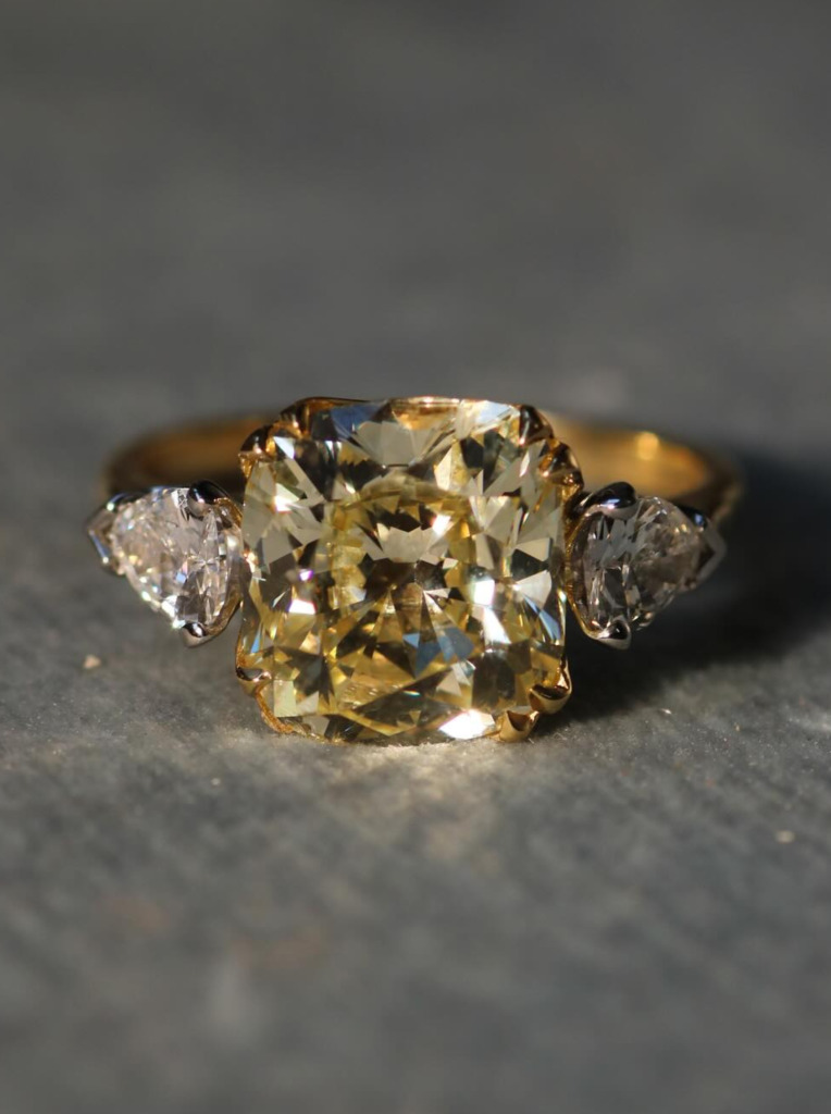 Macro-photograph-of-an-antique-diamond-setting