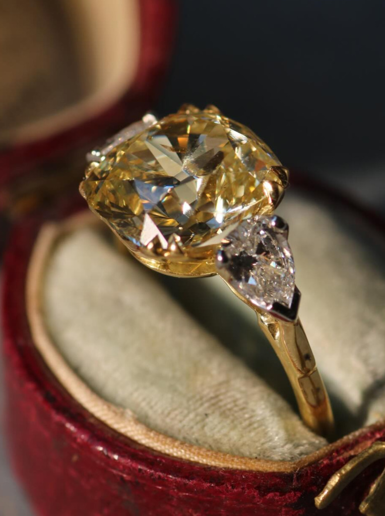 Macro-photograph-of-an-antique-diamond-setting
