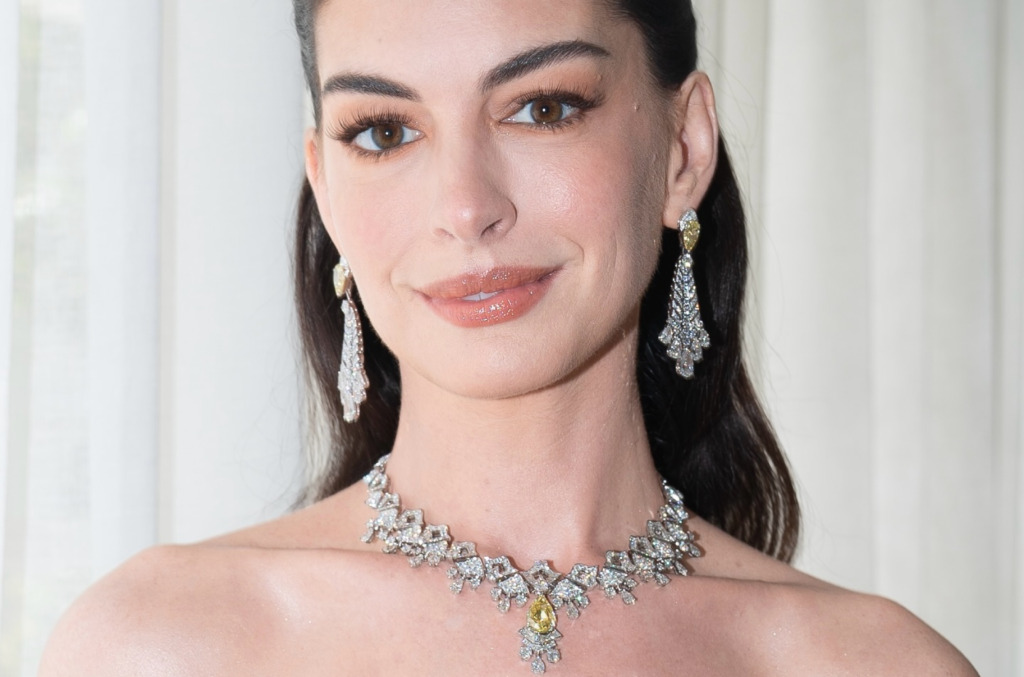 Anne Hathaway at the Oscars wearing a Bvlgari necklace