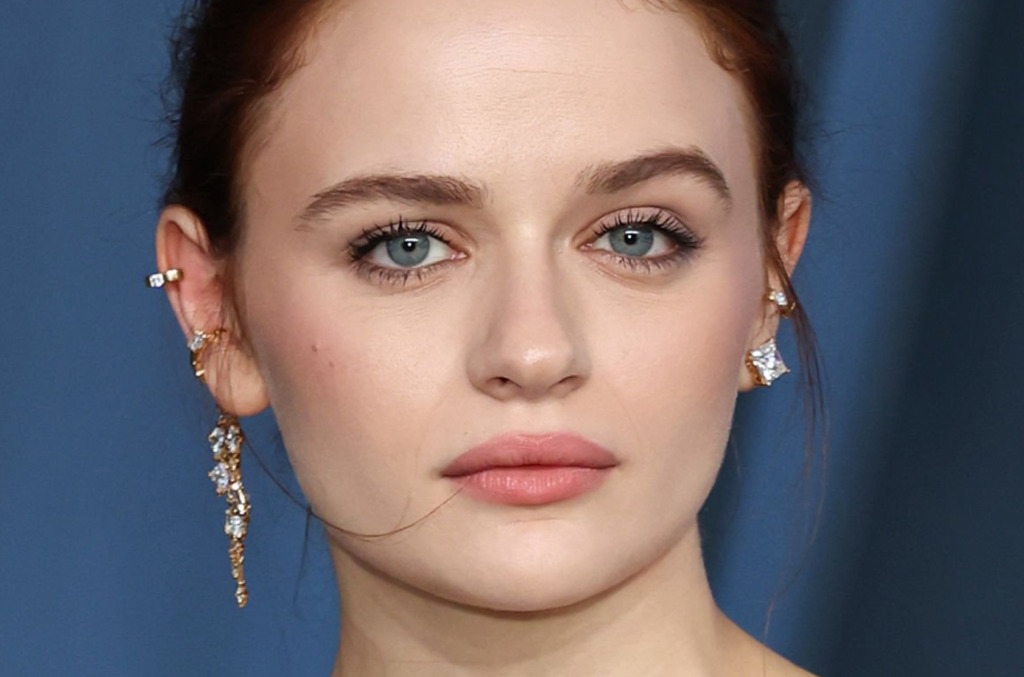 Joey-King-mismatched-earrings