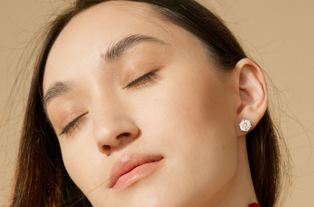 natural-diamond-stud-worn-with-minimal-surrounding-ear-jewelry