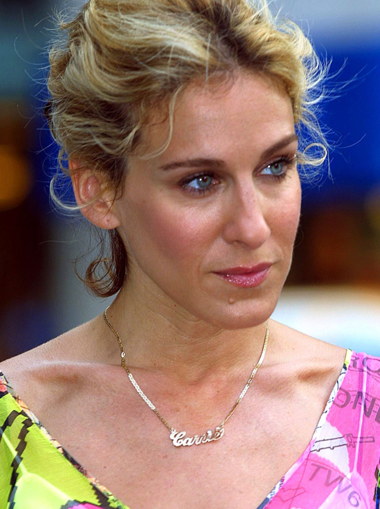 Carrie-wearing-her-iconic-Carrie-nameplate-necklace