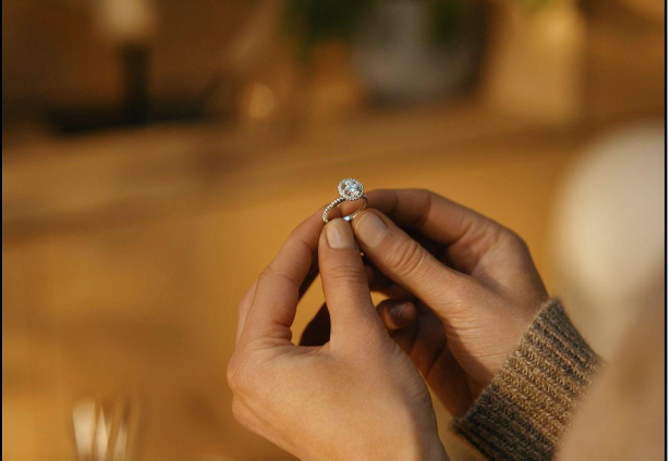 新娘手持钻石婚戒
