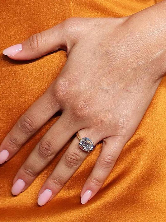 赞达亚佩戴钻戒