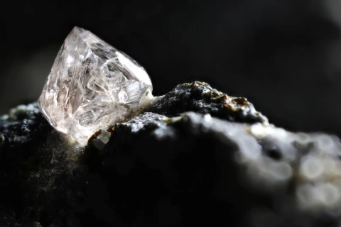 天然钻石如何形成？数十亿年造就稀有珍宝
