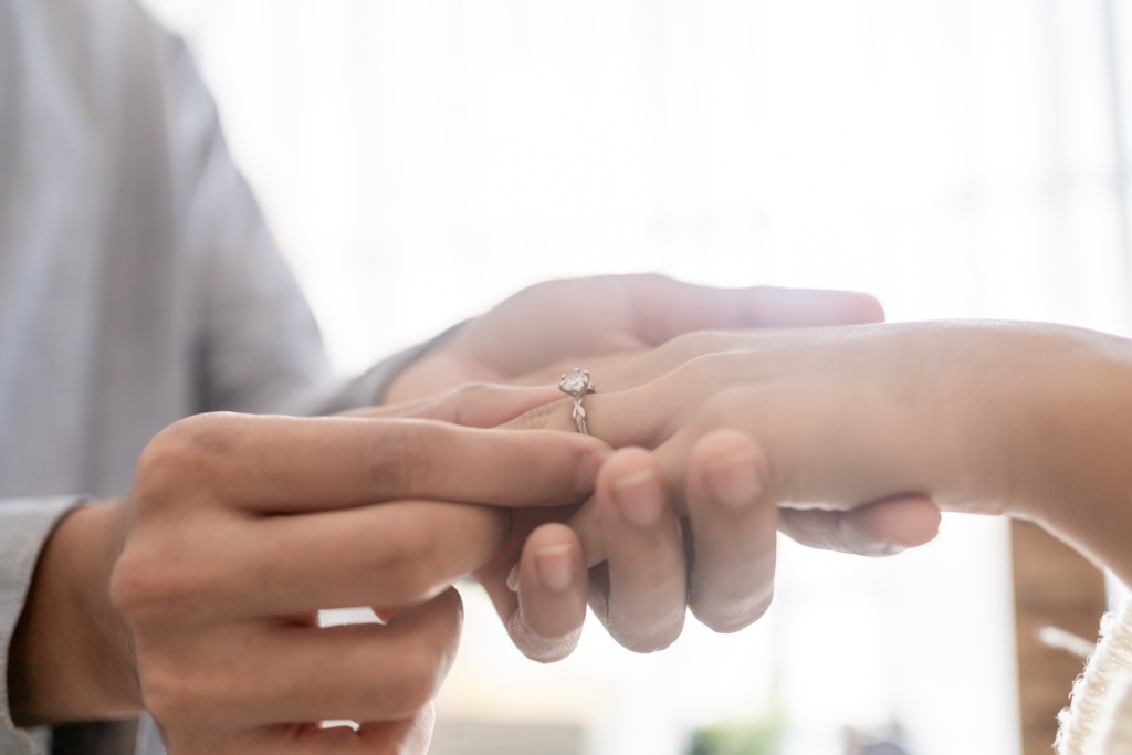 男子为女友戴上天然钻石求婚戒指