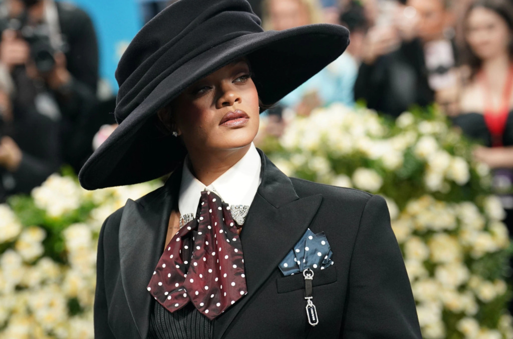 流行天后蕾哈娜身着华服出席Met Gala，颈间佩戴的天然钻石项链璀璨夺目。