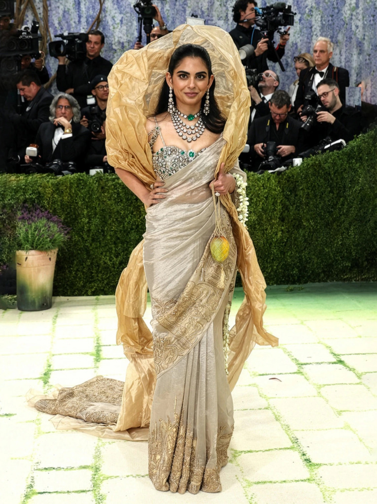 伊莎·安巴尼身着传统纱制华服出席2026年Met Gala，礼服上手工缝制近2000克拉的钻石珠宝