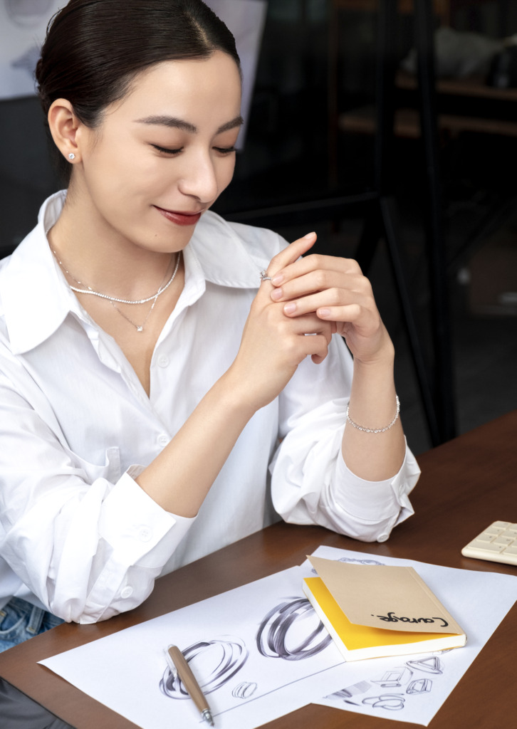 佩戴钻石项链的办公室女性