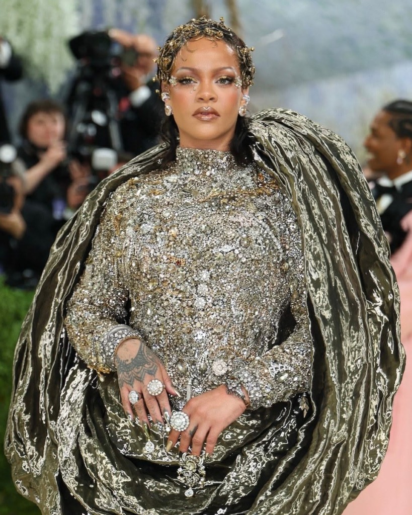 蕾哈娜佩戴暖色天然钻石耳环造型出席Met Gala
