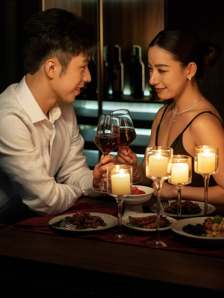 新婚夫妻庆祝结婚纪念日，模特颈间佩戴闪耀的钻石项链。
