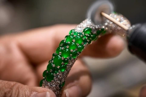 刚柔并济的东方新风尚：解构天然钻石与玉石翡翠的混搭之道