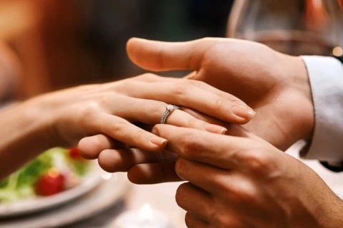 指间定情：如何为至爱挑选一枚契合灵魂的求婚钻戒？