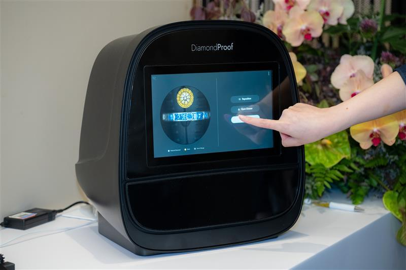 De Beers集團推出的「DiamondProof」鑽石鑑別儀