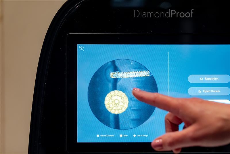 借助「DiamondProof」鑽石鑑別儀觀察鑽石。