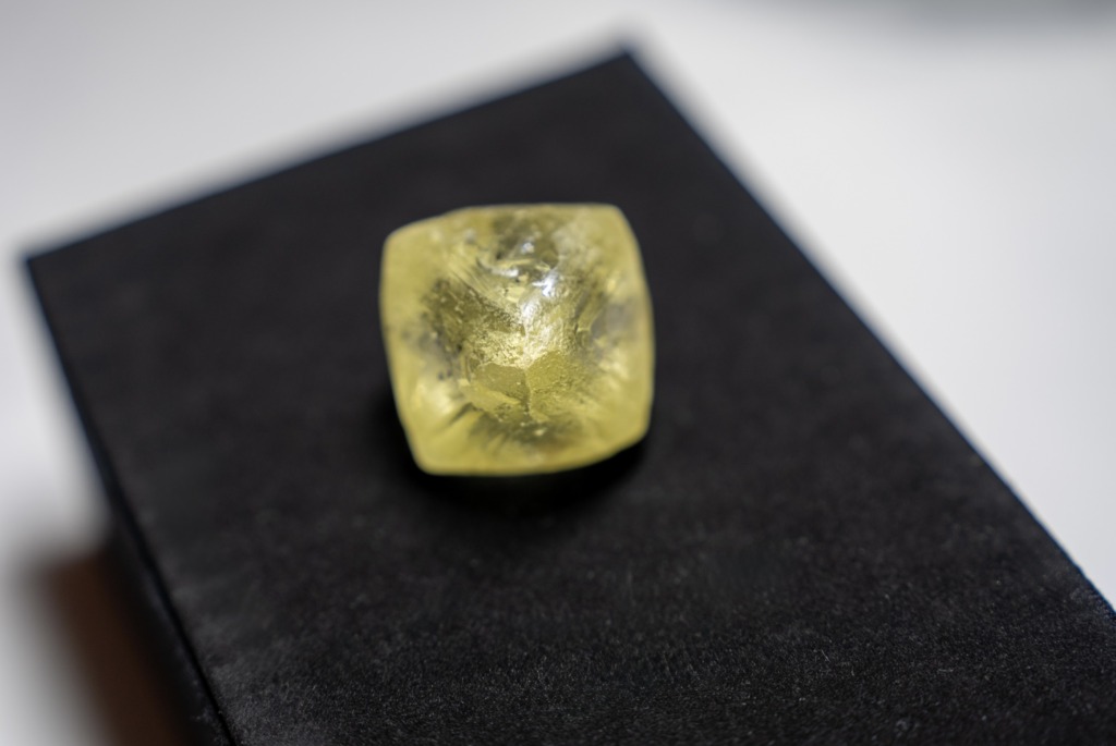 一顆重量接近 297 克拉的天然鑽石原石