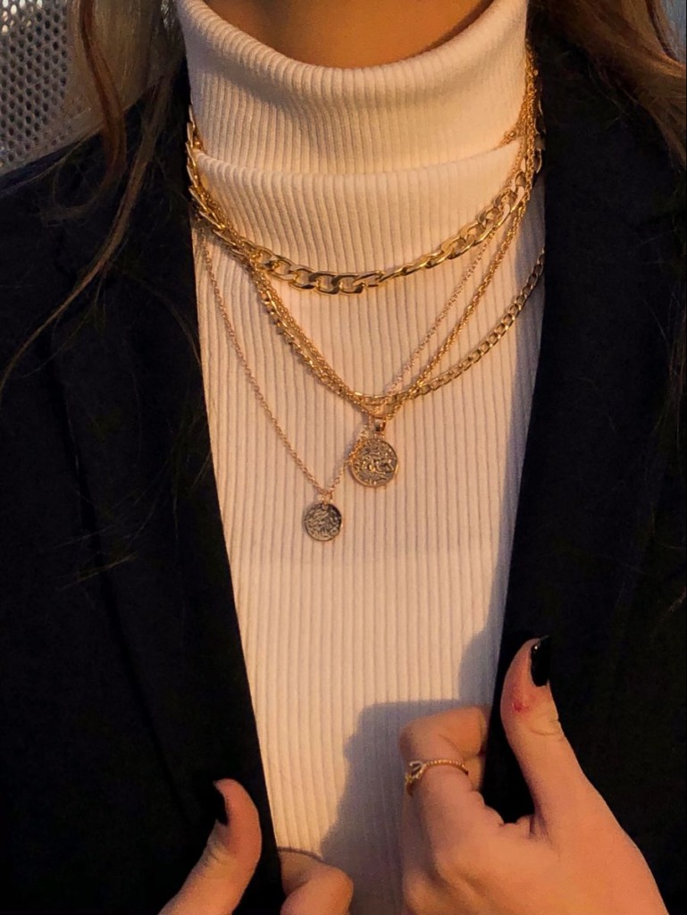 高領針織衫搭配長頸鏈