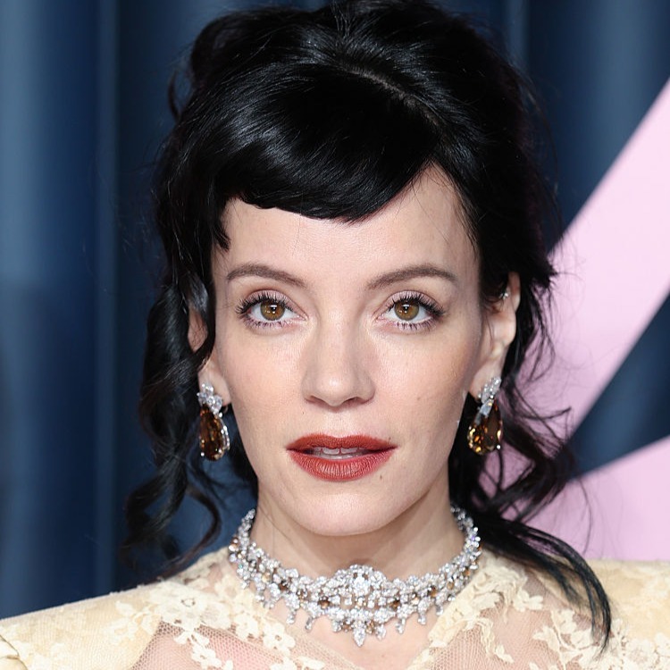 Lily Allen 佩戴 Moussaieff 高級珠寶系列：沙漠鑽石 (Desert Diamonds) 項鍊與耳環