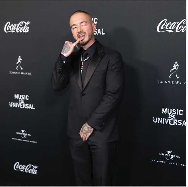 J Balvin 佩戴一枚沙漠鑽石戒指