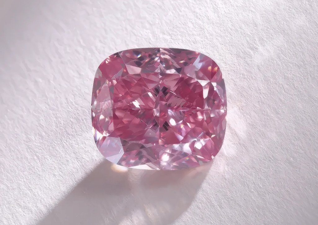 艷彩粉紅鑽（Fancy Vivid Pink）——「The Glowing Rose」