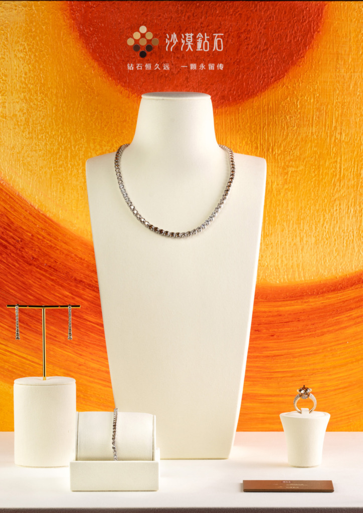 De Beers 集團聯同​​周生生​​，​​呈獻​​全新​​沙漠鑽石​​珠寶​